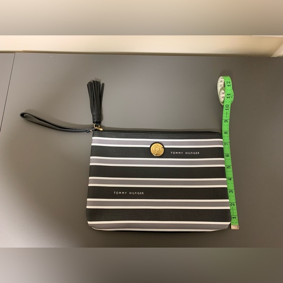Tommy Hilfiger makeup/misc. zipper pouch with tassel and handle strap - Picture 4 of 9